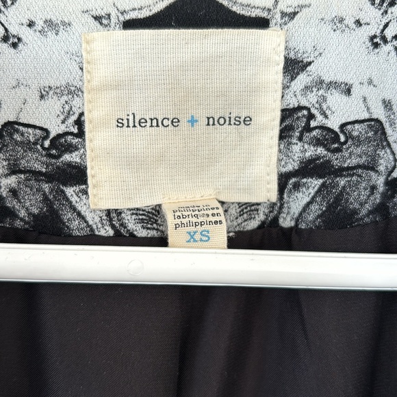 Black and White Floral Print Blazer - Picture 2 of 8